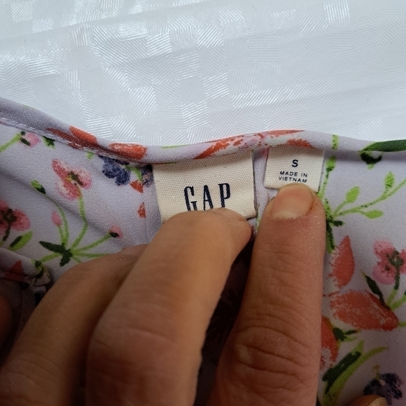 𝅺GAP Lavender Floral Pintuck Blouse with‎ Split Neck - Picture 6 of 9
